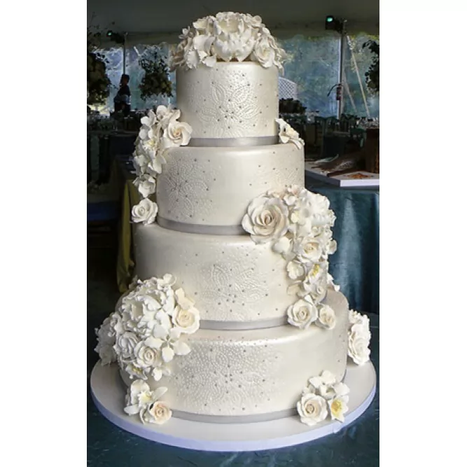 Торт свадебный четырехъярусный  с белыми розами №679