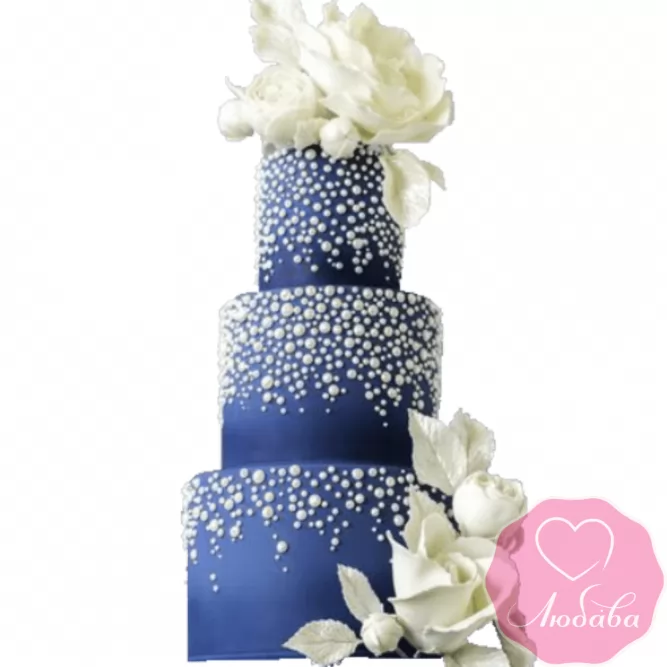 Белый свадебный торт с синими цветами на белом фоне