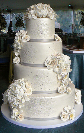 Торт свадебный четырехъярусный с белыми розами №679